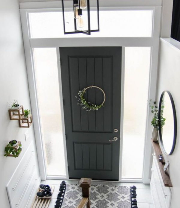 Pintu rumah dengan tata letak simetris